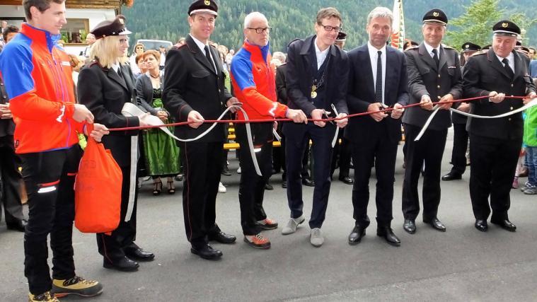 Auf dem Bild von links: Thomas Ladstätter, Karin Resch, Kommandant Peter Schroffenegger, BRD Stellenleiter Artur Obkircher, BM Gernot Psenner, Landesrat Arnold Schuler, Landesfeuerwehrpräsident Wolfram Gapp und Bezirksinspektor Alois Oberkofler